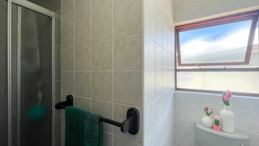 5 Bedroom Property for Sale in Glentana Western Cape